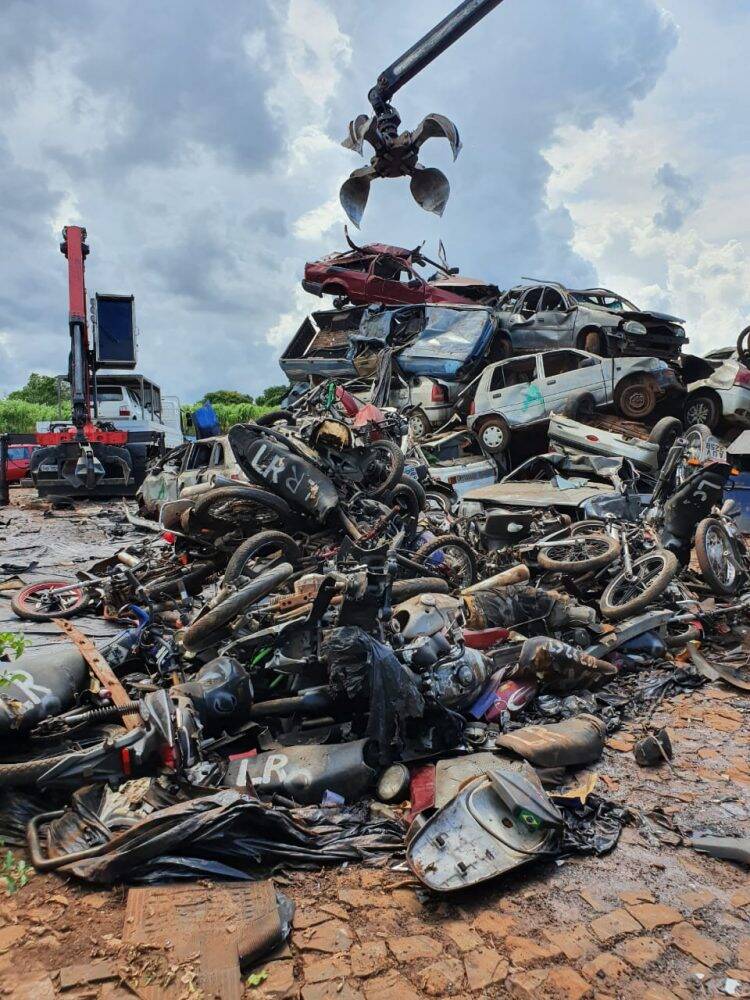 Carros apreendidos pela Polícia Civil são destruídos