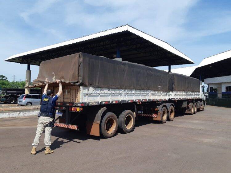 PRF apreende cerca de R$ 3 milhões em cigarros contrabandeados