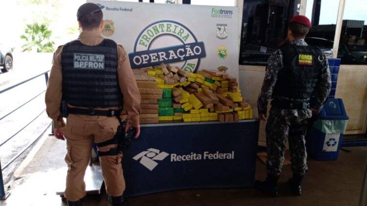 Van escolar é apreendida com mais de 263 quilos de maconha em fundo falso