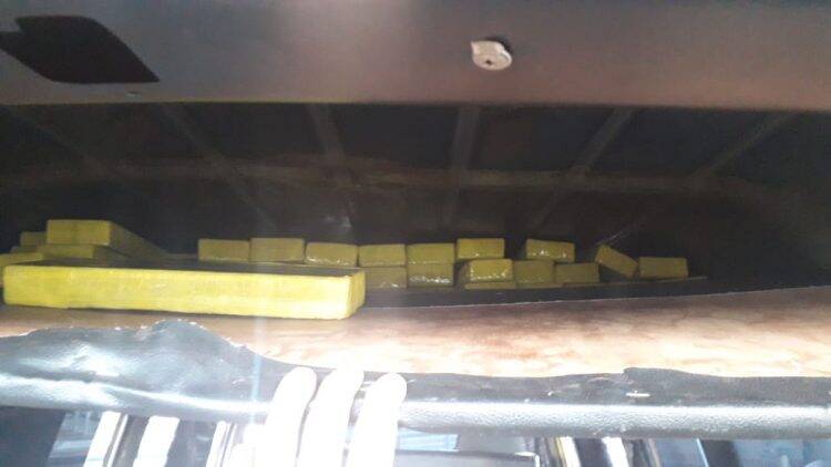 Van escolar é apreendida com mais de 263 quilos de maconha em fundo falso