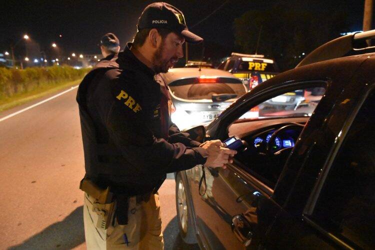 Em ações simultâneas, PRF flagra mais de 80 motoristas bêbados no Paraná