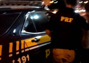 Bêbado e sem habilitação, estudante universitário atropela pedestre e foge, mas é preso pela PRF