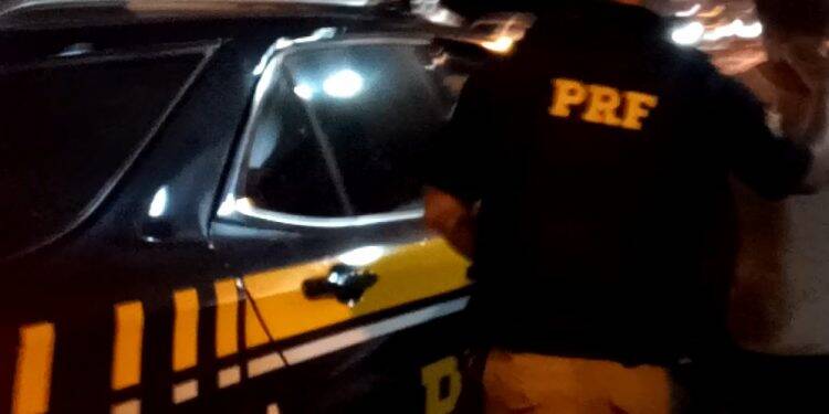 Bêbado e sem habilitação, estudante universitário atropela pedestre e foge, mas é preso pela PRF
