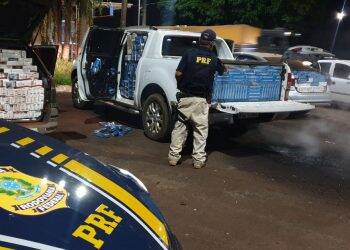 PRF apreende comboio de veículos com cigarros contrabandeados