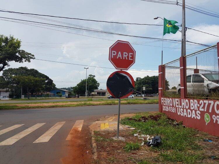 Prefeitura cobre placas que indicam mão única na marginal Sergio Gasparetto