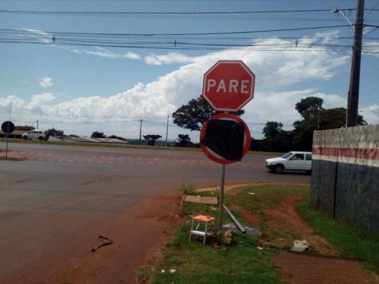 Prefeitura cobre placas que indicam mão única na marginal Sergio Gasparetto