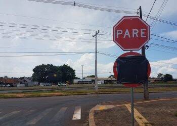 Prefeitura cobre placas que indicam mão única na marginal Sergio Gasparetto