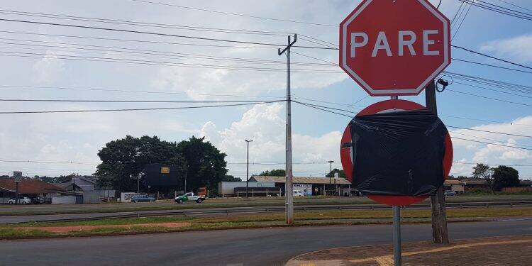 Prefeitura cobre placas que indicam mão única na marginal Sergio Gasparetto