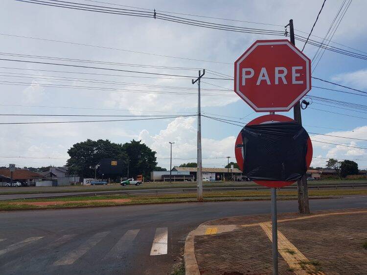 Prefeitura cobre placas que indicam mão única na marginal Sergio Gasparetto