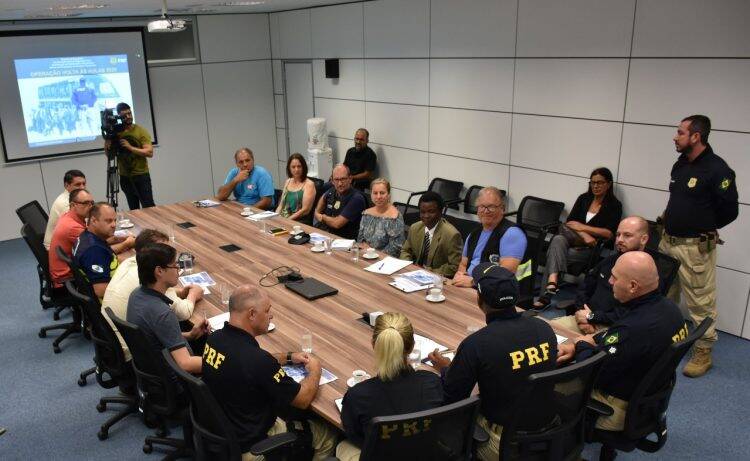 Na volta às aulas, PRF orienta prefeituras sobre fiscalização do transporte escolar