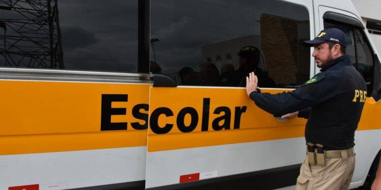 Na volta às aulas, PRF orienta prefeituras sobre fiscalização do transporte escolar