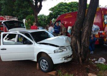 Acidente deixa jovem preso às ferragens de carro