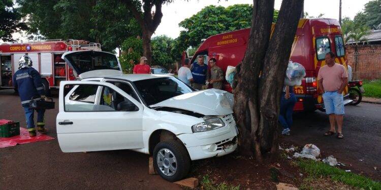 Acidente deixa jovem preso às ferragens de carro