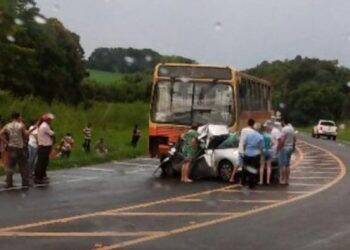 Carro roda na pista e batida contra ônibus deixa cinco mortos na BR-277