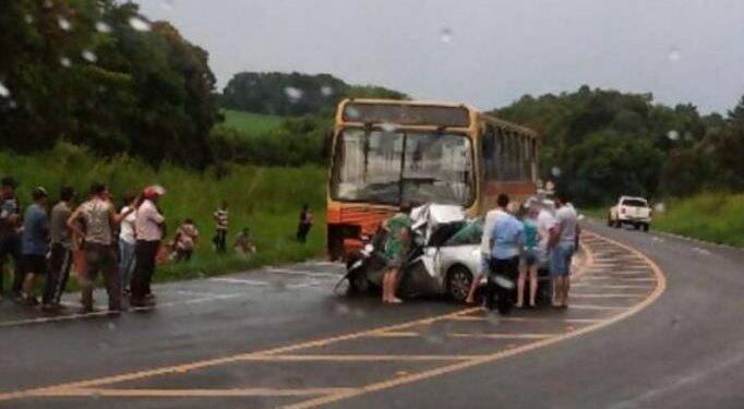 Carro roda na pista e batida contra ônibus deixa cinco mortos na BR-277