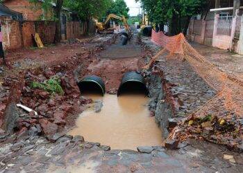Chuva alaga casas vizinhas à obra de galeria pluvial no Porto Meira