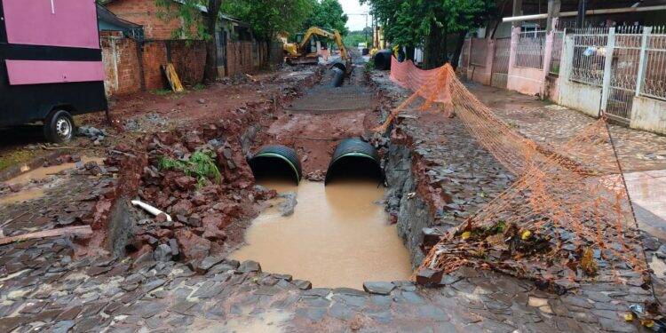 Chuva alaga casas vizinhas à obra de galeria pluvial no Porto Meira