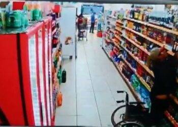 Cadeirante entra em supermercado de Três Lagoas, levanta e furta whisky escocês