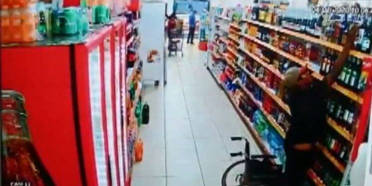 Cadeirante entra em supermercado de Três Lagoas, levanta e furta whisky escocês