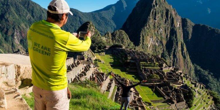Turistas brasileiros são presos após defecar em ruínas de Machu Picchu