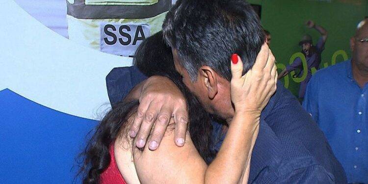 Casal se casa em aeroporto minutos após se verem pela primeira vez