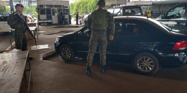 Exército intensifica patrulhamento da fronteira em Foz do Iguaçu