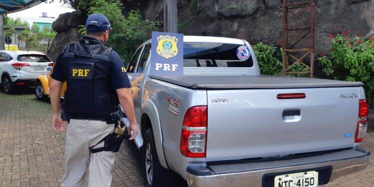 Caminhonete furtada é recuperada minutos depois na aduana da Ponte da Amizade