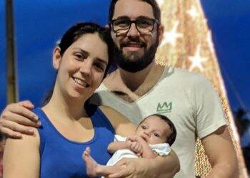 Mãe de bebê encontrado vivo após ser declarado morto fala sobre o caso para revista