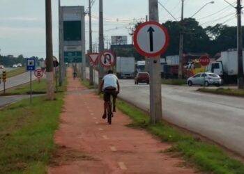 Placas indicando mão única na marginal Sérgio Gasparetto amanheceram descobertas