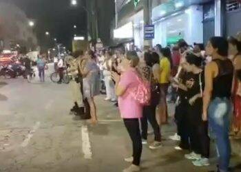 Multidão canta música religiosa e homem desiste do suicídio em MG; vídeo