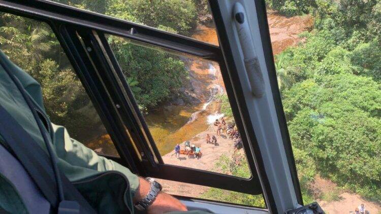 No Paraná, Médica usa rapel para descer de helicóptero e salva mulher em cachoeira