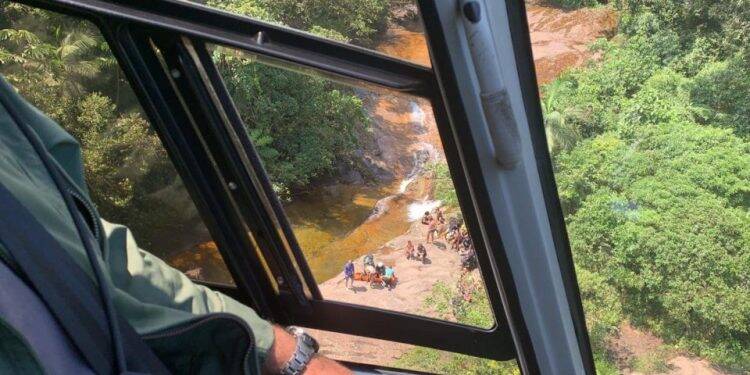 No Paraná, Médica usa rapel para descer de helicóptero e salva mulher em cachoeira