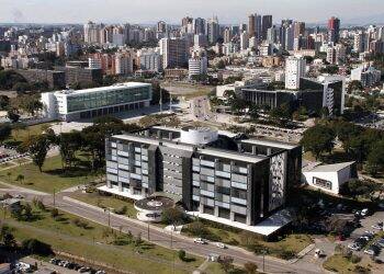 Governo do Paraná implanta reajuste de 2% na folha do funcionalismo
