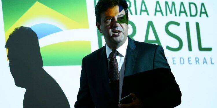 Ministro confirma primeiro caso suspeito de coronavírus no Brasil