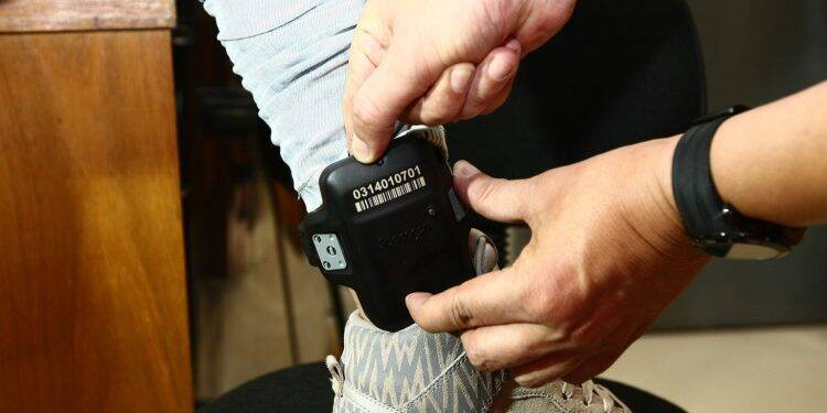 Justiça proíbe informações compartilhadas de tornozeleiras entre polícias Civil e Militar