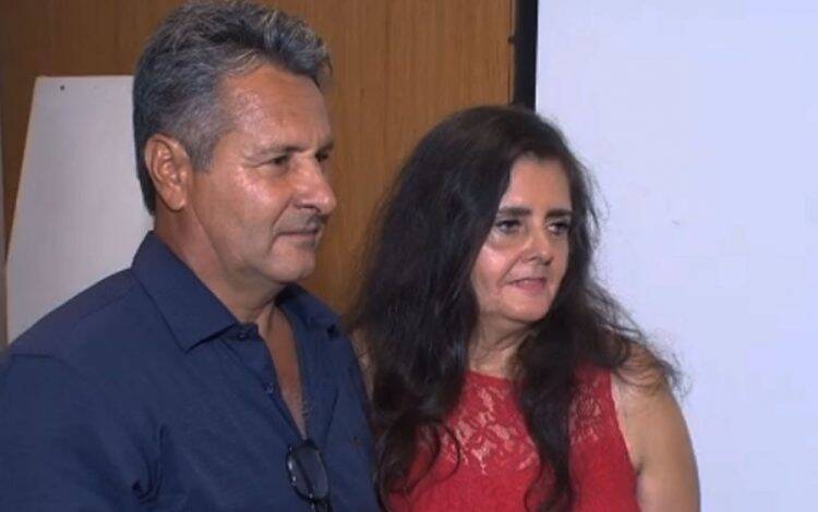 Casal se casa em aeroporto minutos após se verem pela primeira vez