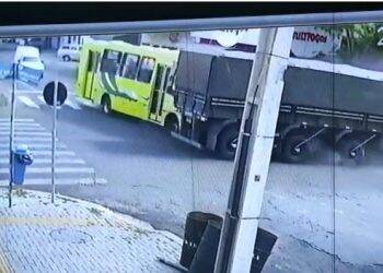 Vídeo mostra acidente impressionante entre ônibus e caminhão na Vila Portes