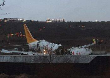 Avião com 183 pessoas se parte em três pedaços durante pouso e todas sobrevivem