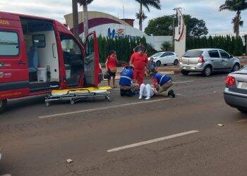 Técnica de enfermagem fica ferida em acidente de moto