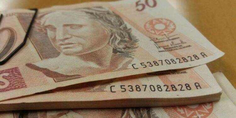 Homem detido por usar notas falsas, paga fiança com elas e é preso novamente em SC