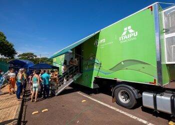 Caminhão itinerante da Itaipu e do PTI leva educação ambiental a cidades do oeste