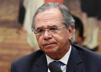 Paulo Guedes sugere que brasileiro venha à Foz ao invés de ir para Disney ao defender dólar alto