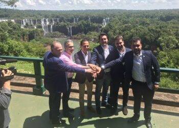 Governadores de 7 estados assinam em Foz Carta Compromisso