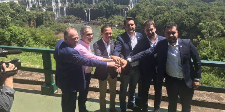Governadores de 7 estados assinam em Foz Carta Compromisso