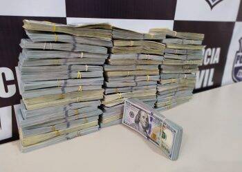 Polícia Civil apreende meio milhão de dólares e prende duas mulheres por evasão de divisas