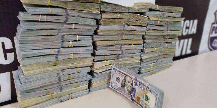 Polícia Civil apreende meio milhão de dólares e prende duas mulheres por evasão de divisas