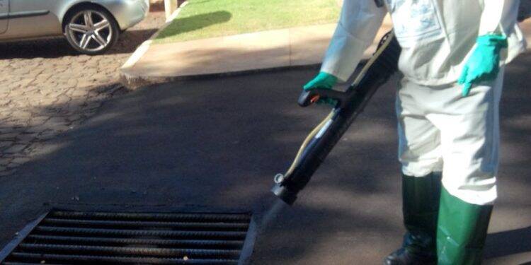 CCZ retoma aplicação de inseticida nas residências contra o mosquito da dengue