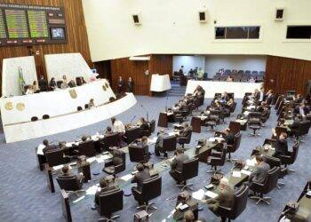 Deputados do Paraná agora podem receber diária até em cidade onde têm residência