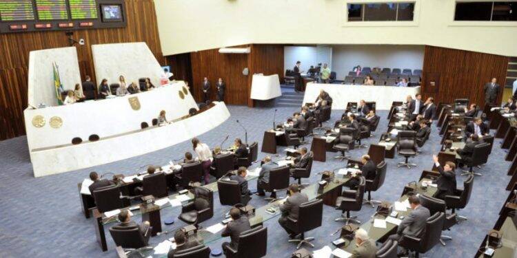 Deputados do Paraná agora podem receber diária até em cidade onde têm residência