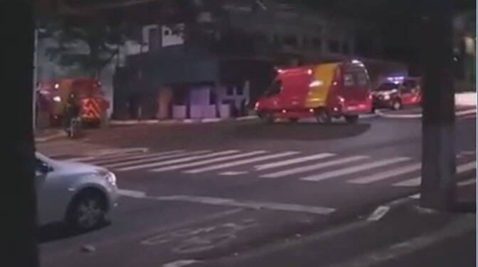 Vídeo de acidente envolvendo ambulâncias do SIATE no centro de Foz viraliza nas redes sociais